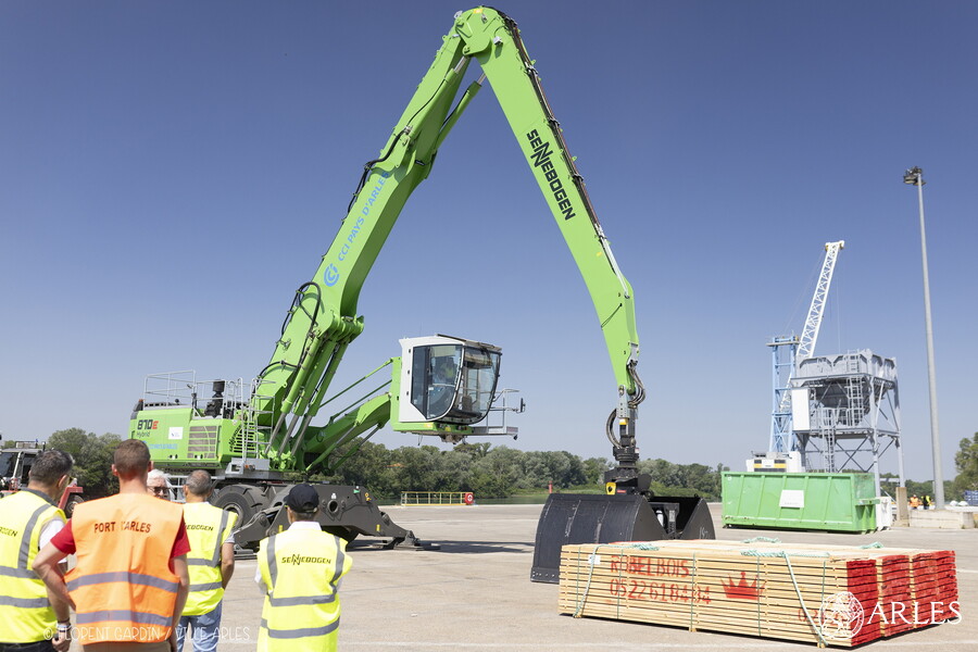 Inauguration pelle de manutention portuaire SENNEBOGEN - Port d'Arles
